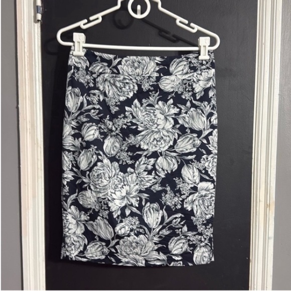 Ann Taylor Floral Lined Pencil Skirt Size: 6 Length: 22” - Picture 1 of 6